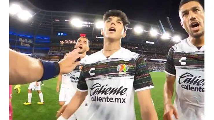 Los futbolistas le reclaman al árbitro