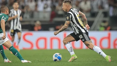 Eduardo Vargas no lo pasa bien en el Mineiro tras ser expulsado en la Copa Libertadores