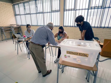 ¿Cuál será el horario para votar en el Plebiscito de Salida y a qué hora pueden cerrar las mesas ?