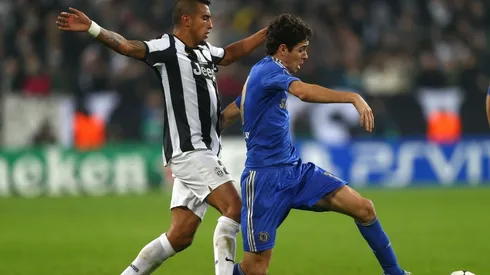 Arturo Vidal intenta quitarle la pelota a Óscar en un duelo por la Champions League entre la Juventus de Italia y el Chelsea de Inglaterra.