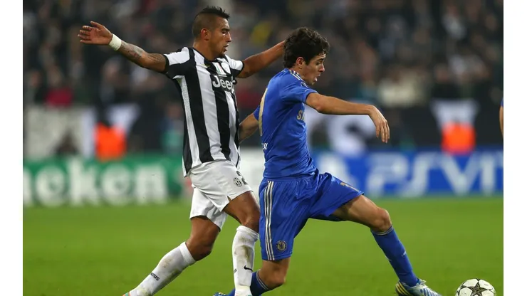 Arturo Vidal intenta quitarle la pelota a Óscar en un duelo por la Champions League entre la Juventus de Italia y el Chelsea de Inglaterra.