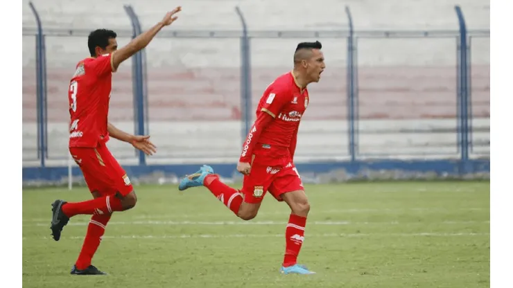 Carlos Ross celebra uno de los cuatro goles que ha marcado para Sport Huancayo en 2022.
