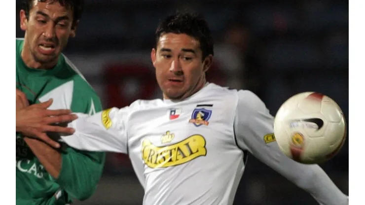 Claudio Bieler disputa un balón con Cristian Reynero de Audax Italiano el año 2007.