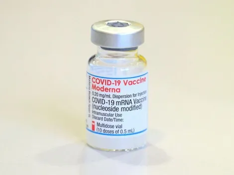 Reino Unido aprueba uso de vacuna bivalente contra el COVID-19