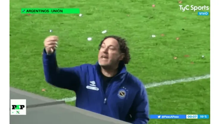 Gabriel Milito escuchó atentamente el consejo del fanático.