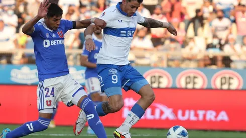 Zampedri y Osorio disputan el balón en el último clásico universitario