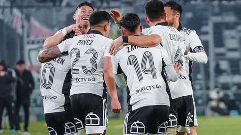Rojas Walen (10) felicitado por muchos compañeros de Colo Colo tras el gol