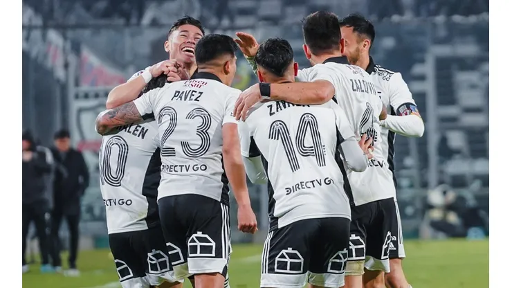Rojas Walen (10) felicitado por muchos compañeros de Colo Colo tras el gol