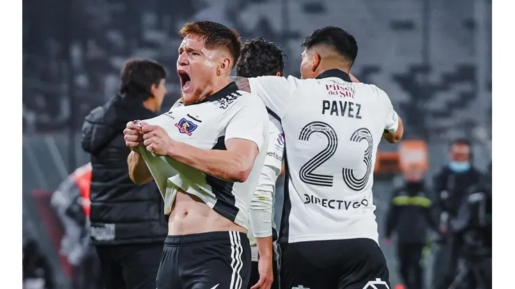 Leo Gil festeja el gol de Colo Colo que nació de su pase al Kiwi Rojas