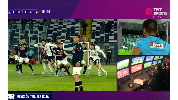 Tobar revisando la jugada polémica de Falcón con Farías