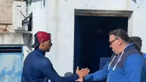 Luis Suárez ingresando a un modesto vestuario para jugar por Nacional