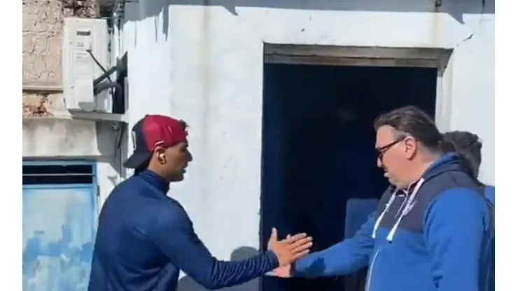 Luis Suárez ingresando a un modesto vestuario para jugar por Nacional