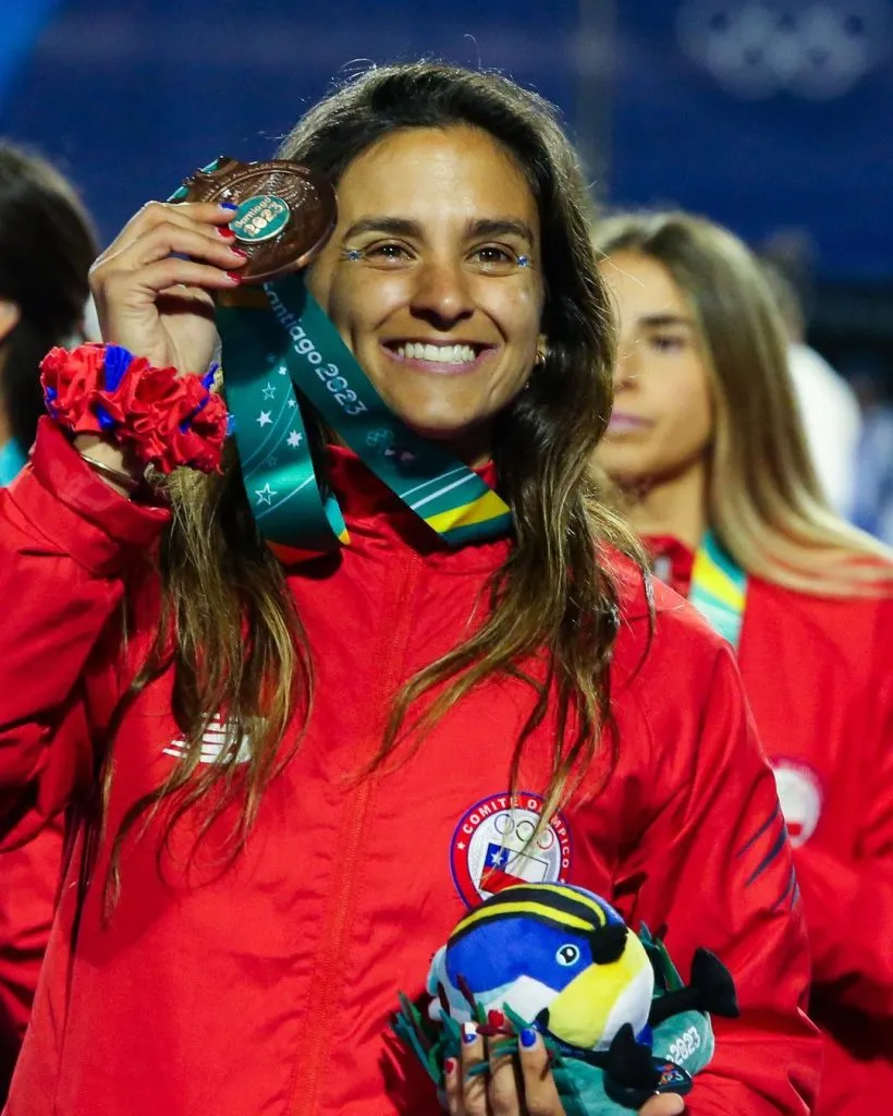 Manuela Urroz liderando a las Diablas del Hockey Césped a su medalla de bronce en los Juegos Panamericanos Santiago 2023. Foto: Instagram/manuurroz.