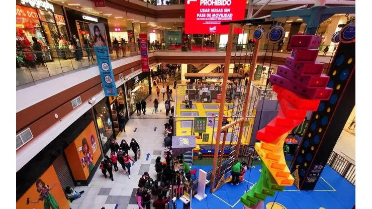 ¿Abrirá el comercio, supermercados y cines este lunes 15 de agosto en Chile?