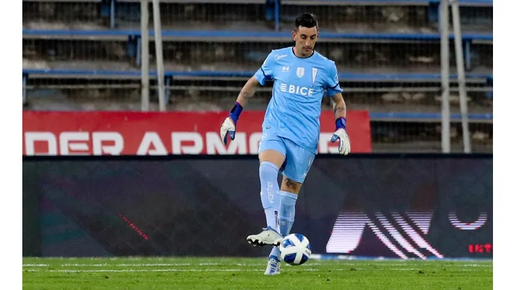 Nicolás Peranic es uno de los arqueros Universidad Católica, y llama a realizarse chequeos preventivos junto a Gol de Chilena.