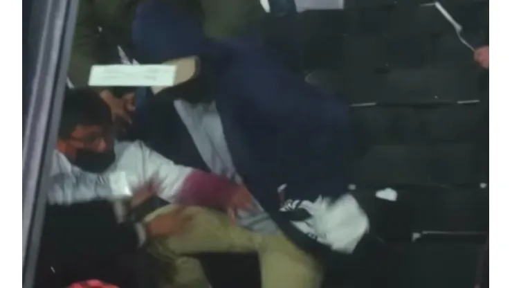 Un adulto sin corazón le quitó la camiseta de Esteban Pavez a unos niños