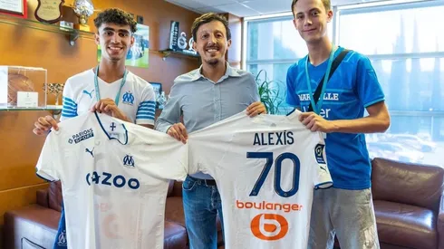 Los hinchas del OM con la camiseta de Alexis Sánchez: se la ganaron por tener conciencia.