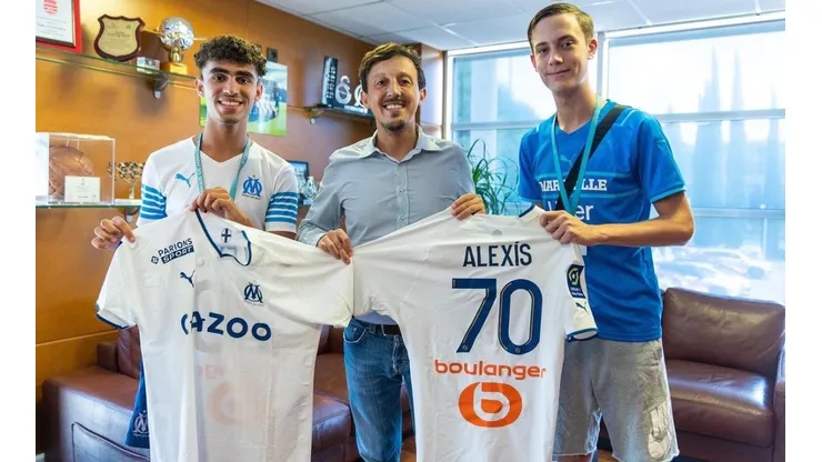 Los hinchas del OM con la camiseta de Alexis Sánchez: se la ganaron por tener conciencia.