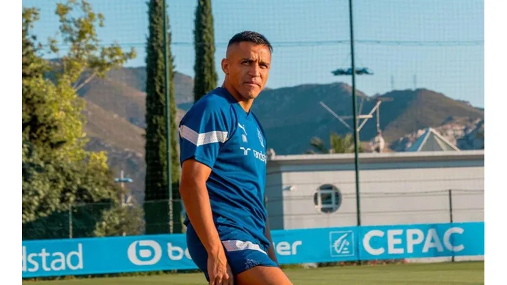 Alexis Sánchez ya entrena con sus compañeros en Francia.