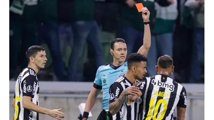 Eduardo Vargas siendo expulsado en duelo ante Palmeiras