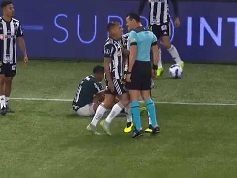 Caliente: Edu Vargas expulsado por agarrarse con el árbitro