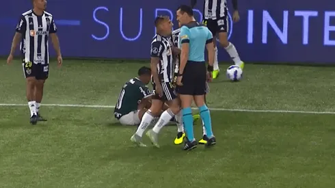 Eduardo Vargas se encaró con Wilmar Roldán tras una decisión del árbitro.