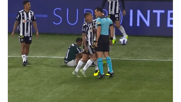 Eduardo Vargas se encaró con Wilmar Roldán tras una decisión del árbitro.