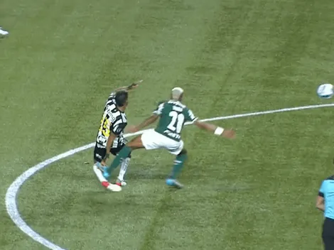 Sucio: VAR chileno corrige criminal planchazo de Palmeiras