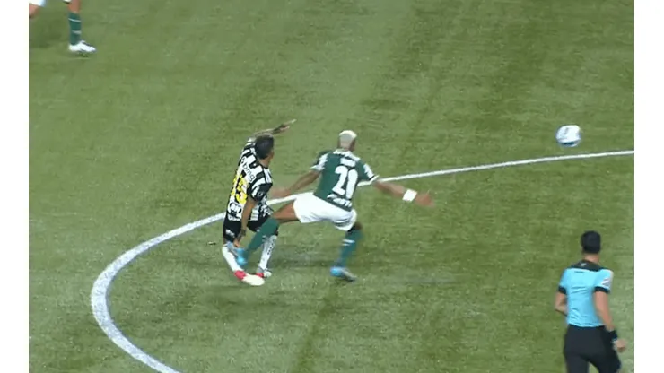 Danilo y brutal plancha por Copa Libertadores que cobró el VAR Julio Bascuñán.