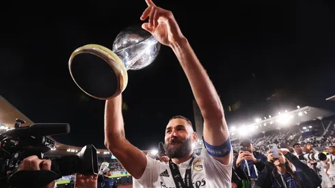 Karim Benzema con el trofeo de la Supercopa de Europa