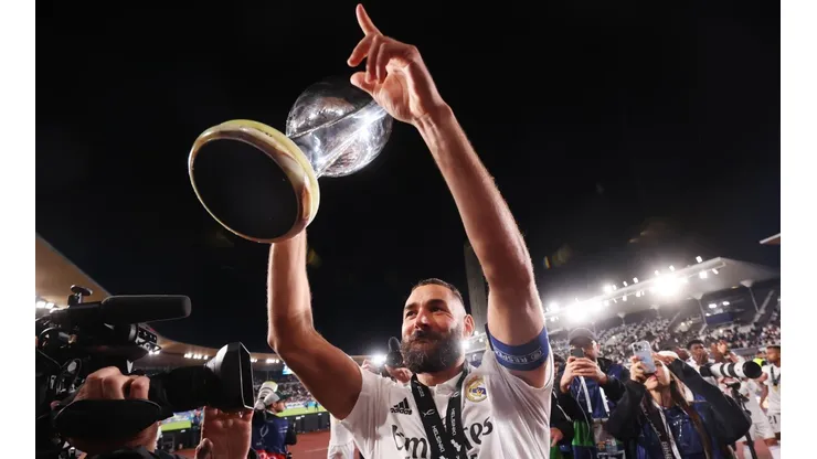Karim Benzema con el trofeo de la Supercopa de Europa