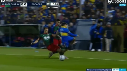 Criminal patada al joven futbolista de Boca Juniors.