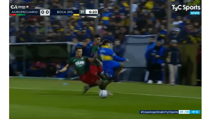 Criminal patada al joven futbolista de Boca Juniors.