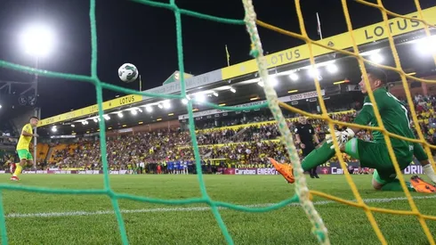 Marcelino Núñez y su ejecución a lo Panenka recibieron el aplauso de la prensa europea
