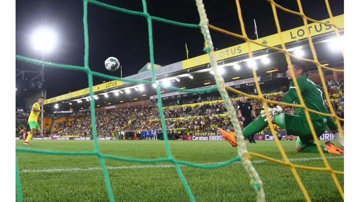 Marcelino Núñez y su ejecución a lo Panenka recibieron el aplauso de la prensa europea