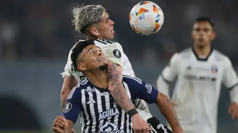 Carlos Palacios pelea el balón con Edwin Herrera en el partido de ida de los octavos de final entre Colo Colo y Junior de Barranquilla.