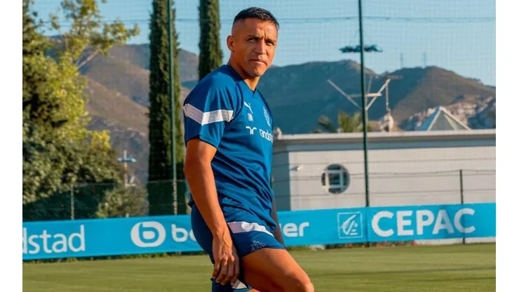 Alexis tuvo su primer entrenamiento con sus nuevos compañeros en Francia.
