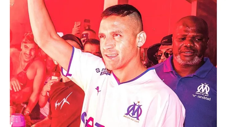 Alexis mandó una crítica a los hinchas chilenos luego de su recibimiento en Francia.