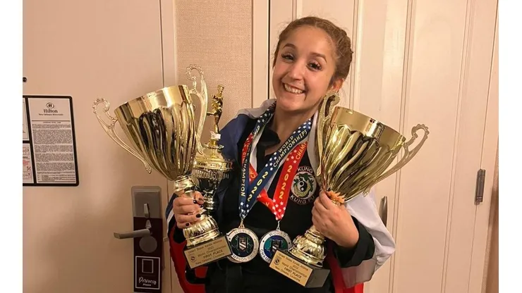 Aruse Sanhueza con sus trofeos