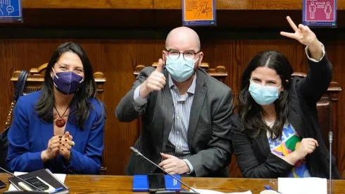 La subsecretaria del Ministerio Secretaría General de la Presidencia, Macarena Lobos; el ministro de Segpres, Giorgio Jackson; y la ministra de la Mujer, Antonia Orellana, en el Senado.