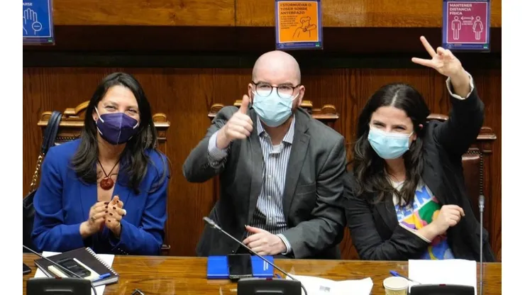 La subsecretaria del Ministerio Secretaría General de la Presidencia, Macarena Lobos; el ministro de Segpres, Giorgio Jackson; y la ministra de la Mujer, Antonia Orellana, en el Senado.