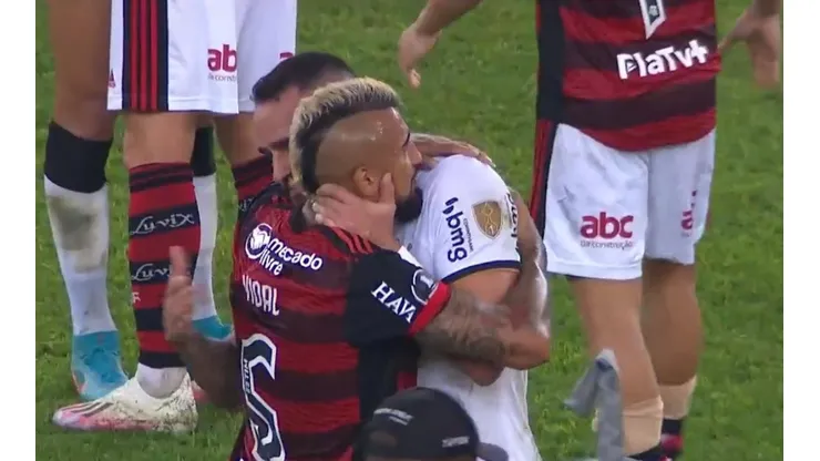 Vidal y Renato Augusto se abrazaron al final del partido