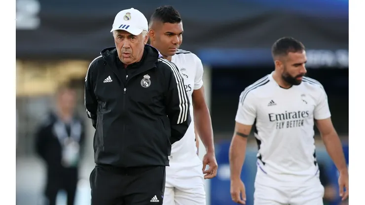Ancelotti y sus jugadores en la previa de la Supercopa