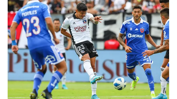 Pavez anotando un gol ante la U en el Monumental