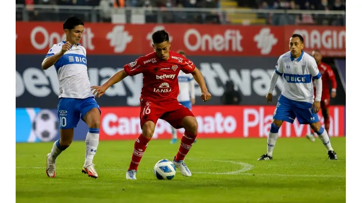 Alexander Aravena en la victoria de Ñublense ante la Universidad Católica en Chillán: el Monito marcó dos veces ante el tetracampeón chileno, cuadro dueño de su pase.