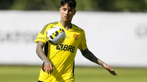 Erick Pulgar en una práctica del Flamengo. Deberá seguir a la espera de su debut.