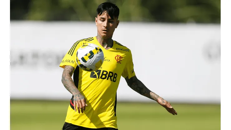 Erick Pulgar en una práctica del Flamengo. Deberá seguir a la espera de su debut.