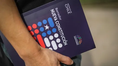 ¿Dónde puedo leer la Nueva Constitución y descargarlo para mi celular?