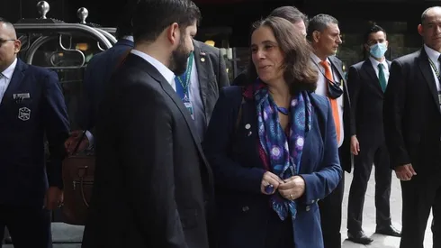 El Presidente Gabriel Boric y la canciller Antonia Urrejola durante la gira a Colombia.
