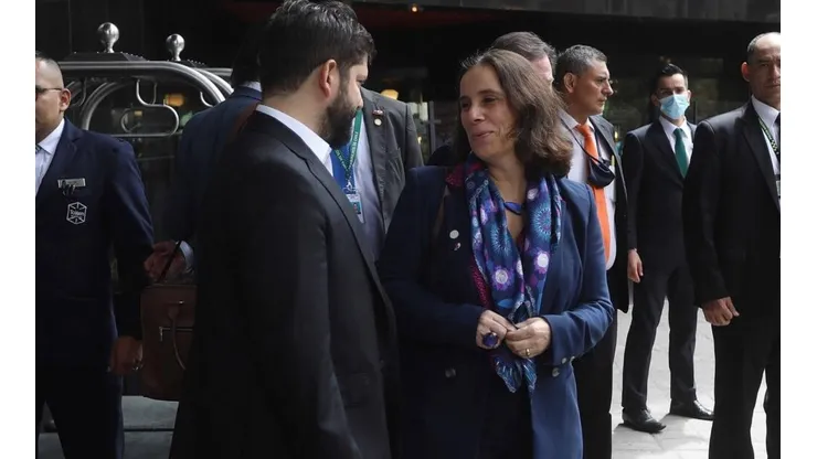 El Presidente Gabriel Boric y la canciller Antonia Urrejola durante la gira a Colombia.